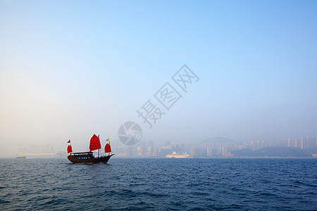 香港的垃圾船运输渡船海洋摩天大楼高楼渠道商业建筑学巡航乘客图片