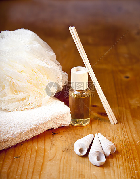 用毛巾 海绵 香水和木制桌上的贝壳进行豪华浴或淋浴图片