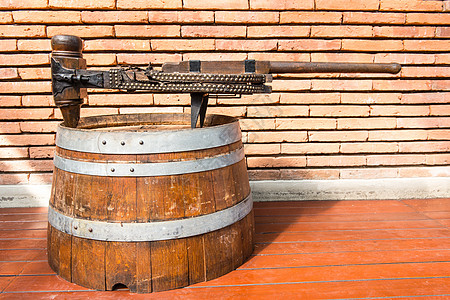 旧生锈钢和木制葡萄酒瓶子加工设备烈酒酒吧月光工艺古董植物木头啤酒发酵技术图片