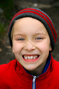 男孩肖像夹克孩子青少年童年牙齿乐趣帽子幸福小伙子青年图片
