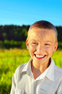 快乐的男孩肖像蓝色青少年衬衫农村孩子童年牙齿阳光衣服小伙子图片