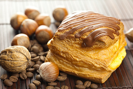 巧克力蛋糕 咖啡豆和坚果 放在竹垫上化合物食物核桃榛子小麦美食羊角糖果早餐巧克力图片