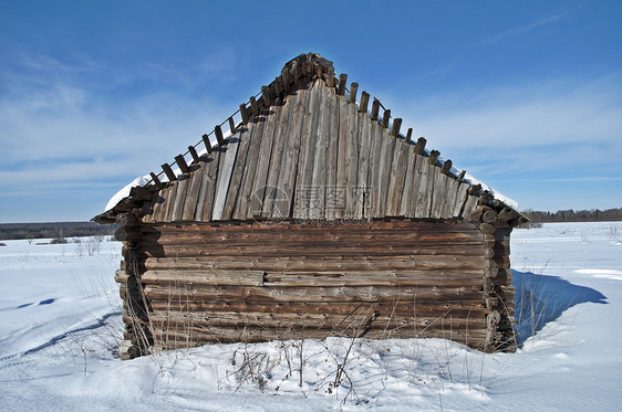 雪田上的老木头谷仓图片