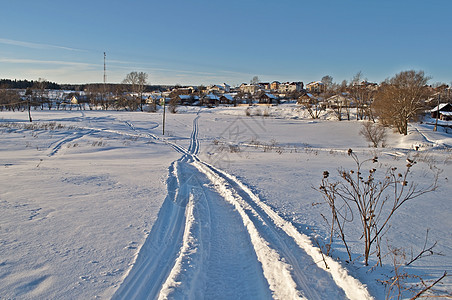 日落的冬季风景天气滑雪旅行蓝天雪地景观农村国家雪道痕迹图片