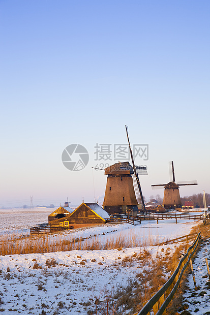 冬季风车 有雪和蓝天空农村天空建筑学历史性房子风景溜冰者建筑滑冰地标图片