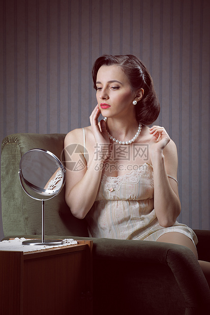 年轻妇女在镜中检查化妆品镜子女士乡愁成人内衣扶手椅风格家居复古女子图片