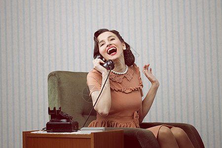 在电话线上聊天的开心女人图片