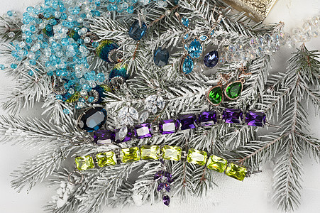 在fir树上的珠宝枞树石头庆典首饰金属婚姻宝石奢华蓝色展示图片