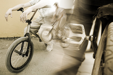 城市骑车者概念街道运动员小轮车金属运动男人踏板跑鞋自行车图片