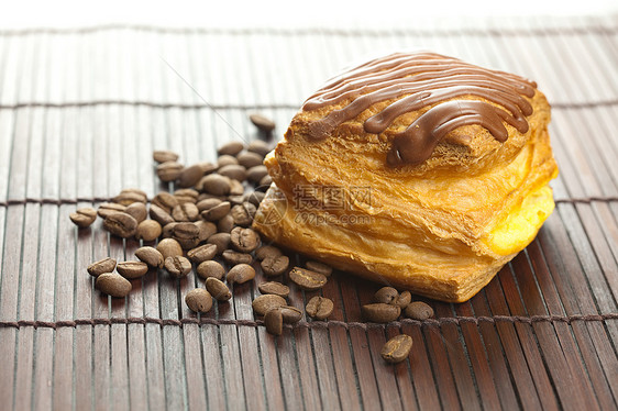 巧克力和咖啡豆饼蛋糕 放在竹垫上小麦种子食物竹子糕点小吃木头谷物面包美食图片