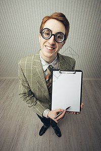 商务人士书呆子拿着一个空白的标志年轻人壁纸男生快乐西装风格眼镜红发极客复古图片