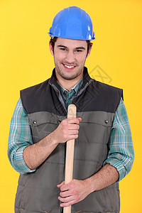 一个微笑的商务人士的肖像男人男性头盔建造工具木头零售商操作员劳动贸易图片
