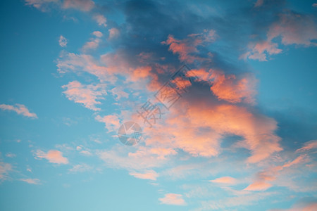 夜晚的天空和粉色云彩的背景背景摄影蓝色自由场景阳光风景全景框架天气图片