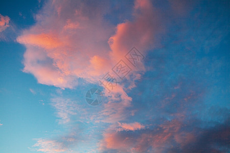 夜晚的天空和粉色云彩的背景背景全景蓝色风景场景阳光天气自由框架摄影图片