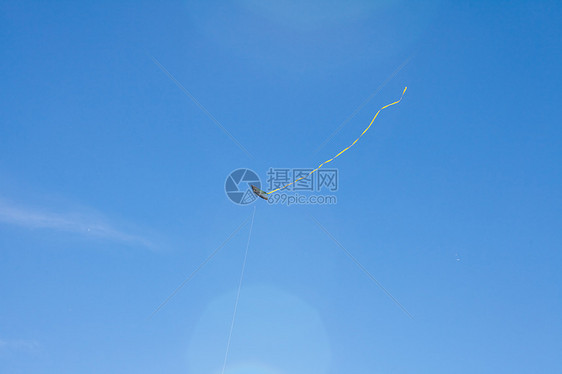 在蓝天背景上飞着风筝飞行闲暇细绳团体乐趣阳光孩子自由蓝色图片
