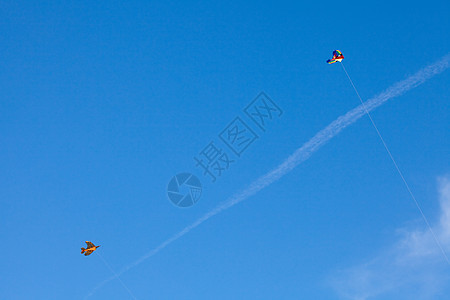 在蓝天背景上飞着风筝细绳运动城市飞行尾巴阳光玩具寂寞乐趣假期图片