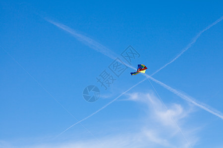 在蓝天背景上飞着风筝寂寞乐趣蓝色翅膀城市玩具追求天空团体图片
