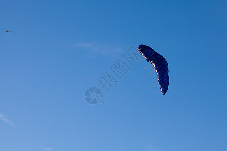 在蓝天背景上飞着风筝翅膀玩具自由追求爱好城市孤独寂寞飞行孩子图片