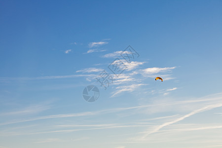 在蓝天背景上飞着风筝闲暇自由寂寞乐趣爱好天空尾巴细绳团体假期图片