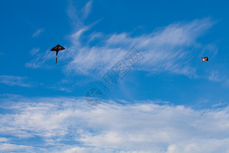 在蓝天背景上飞着风筝追求运动尾巴爱好闲暇阳光自由蓝色天空假期图片
