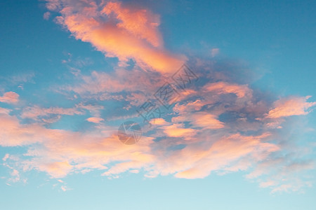 夜晚的天空和粉色云彩的背景背景天气框架场景蓝色摄影全景自由风景阳光图片