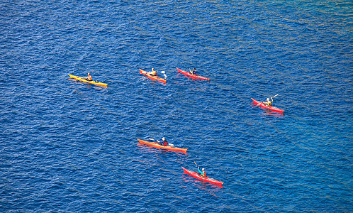 Kayaking 窃听冒险跑步独木舟激流便车乐趣荒野运动员男人皮艇图片