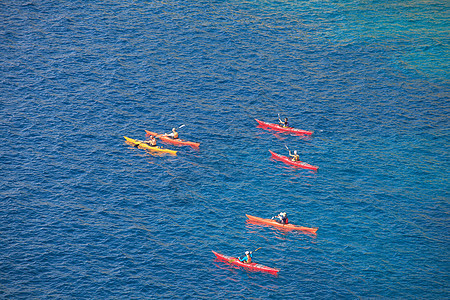 Kayaking 窃听行动河虫独木舟运动员跑步荒野男人溪流激流便车图片