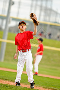 红色球衣的青年棒球投手联盟运动玩家手套背景图片