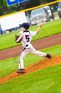 年轻棒球投手图片