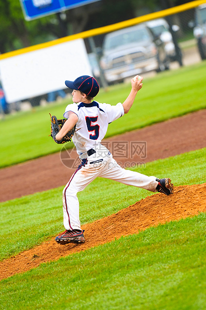年轻棒球投手图片