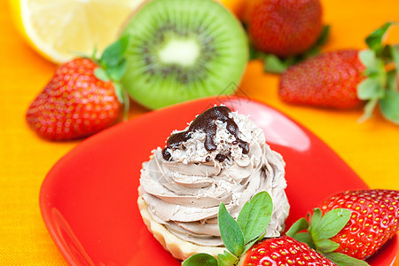 柠檬 麦当林 基维 蛋糕和草莓糕点水果飞碟叶子餐具杯子巧克力坚果文化织物背景图片