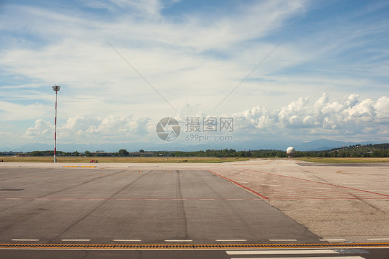 里雅斯特机场跑道指示牌技术引擎后勤旅游航空飞机场飞机飞行图片