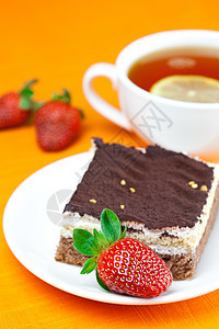 柠檬茶 蛋糕和草莓 放在橙色织物上餐具糖果甜点盘子美食杯子叶子糕点液体飞碟图片