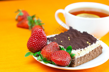 柠檬茶 蛋糕和草莓 放在橙色织物上食物餐具奢华叶子坚果甜点飞碟杯子柠檬糖果图片