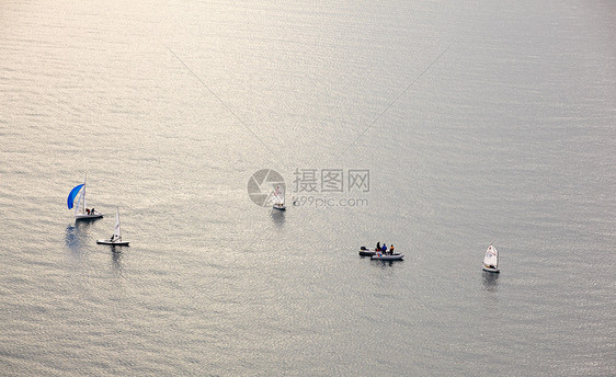 游艇水手们太阳帆板风帆赛马场天气训练日落赛车图片