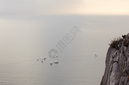 游艇赛车水手们赛马场天气日落岩石悬崖风帆太阳训练图片