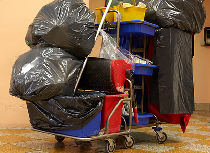垃圾袋扫帚打扫看门人灰尘商业清洁工职业塑料大车房子图片