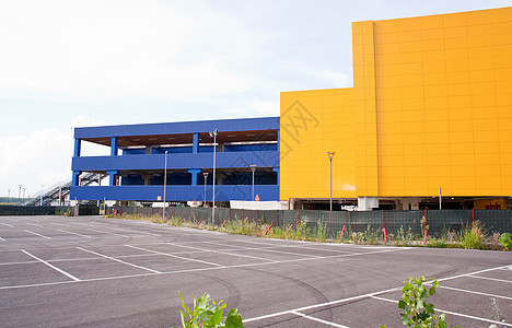 黄楼和蓝色建筑仓库停车场工业黄色背景图片