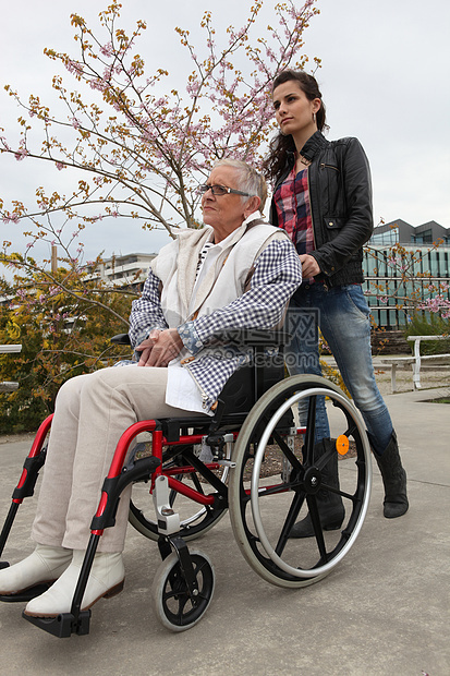 青年妇女推拉一名坐轮椅的老年妇女机动性丈夫退休公民人士妻子女士女儿疾病减值图片