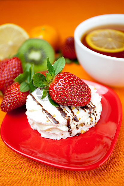 柠檬茶 莱蒙 通达林 kiwi 蛋糕和草莓飞碟甜点餐具糕点巧克力浆果水果食物叶子液体图片