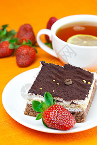 柠檬茶 蛋糕和草莓 放在橙色织物上糖果柠檬种子巧克力早餐奶油奢华美食糕点杯子图片