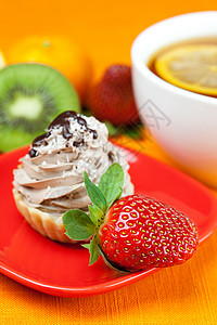 柠檬茶蛋糕和草莓盘子浆果巧克力液体水果飞碟美食叶子糖果早餐图片