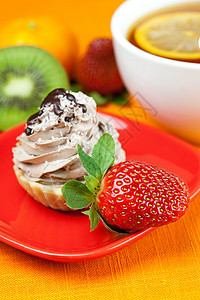 柠檬茶蛋糕和草莓杯子早餐坚果甜点巧克力蛋糕浆果水果餐具叶子图片