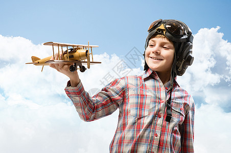 戴头盔飞行员的男孩玩玩具飞机孩子勇气男生空军航空传单旅行翅膀男性蓝色图片