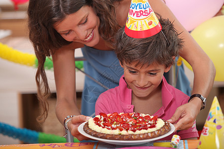 生日快乐青年幸福蛋糕孩子食物男生女性展示孩子们惊喜图片