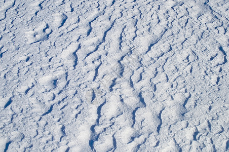 不均匀的雪地表面纹理图片