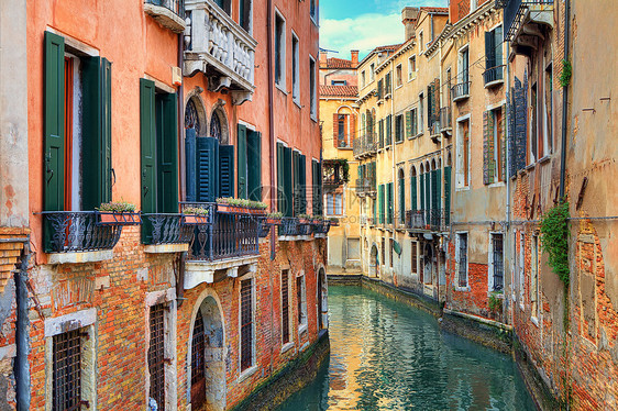 在意大利威尼斯的老房子里有小运河图片