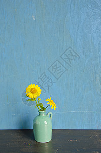 小花瓶中的黄色春花图片