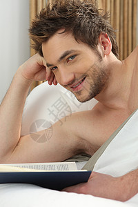 男人在床上读书头发小说微笑工作室学习男性房间福利衣服冒充图片