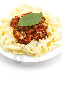 白色盘子上的意大利面香水食物美食营养餐厅面条糖类牛肉香肠草本植物蔬菜图片